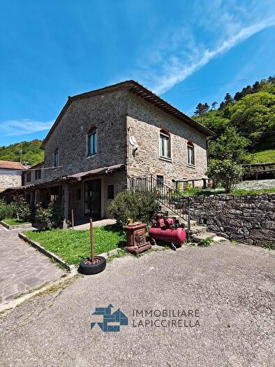 Casa con 12 locali in vendita in Pontassieve