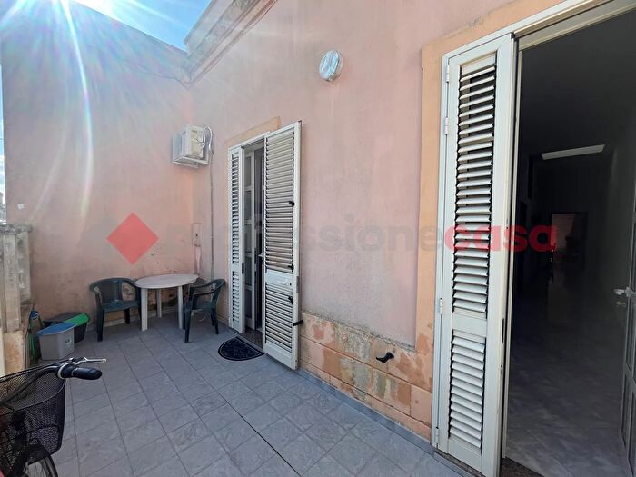 Casa quadrilocale in vendita in Uggiano La Chiesa