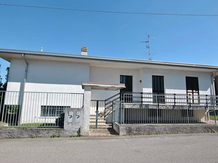 Appartamento bilocale in affitto in Via Parini, Renate