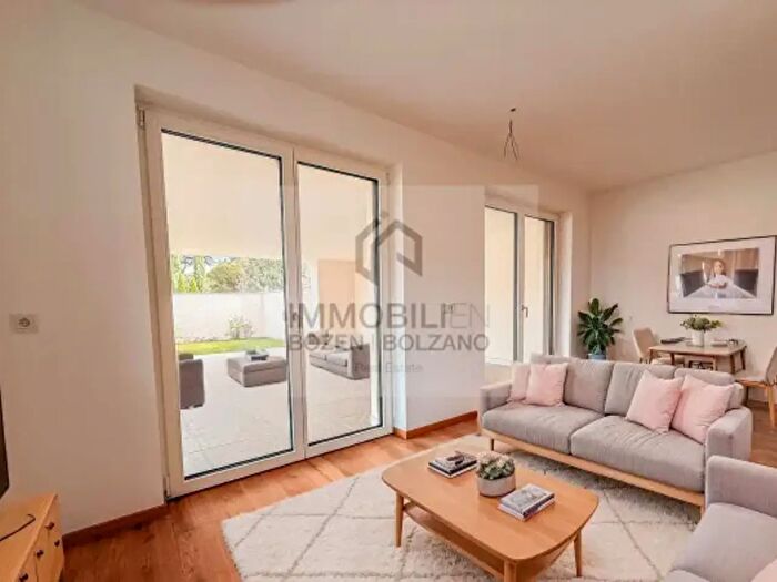 Appartamento trilocale in vendita in Via del Castello, Ora