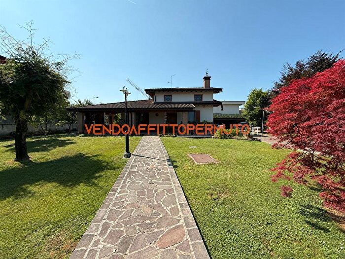 Casa con 5 locali in vendita in Via Lombardia, Romano Di Lombardia