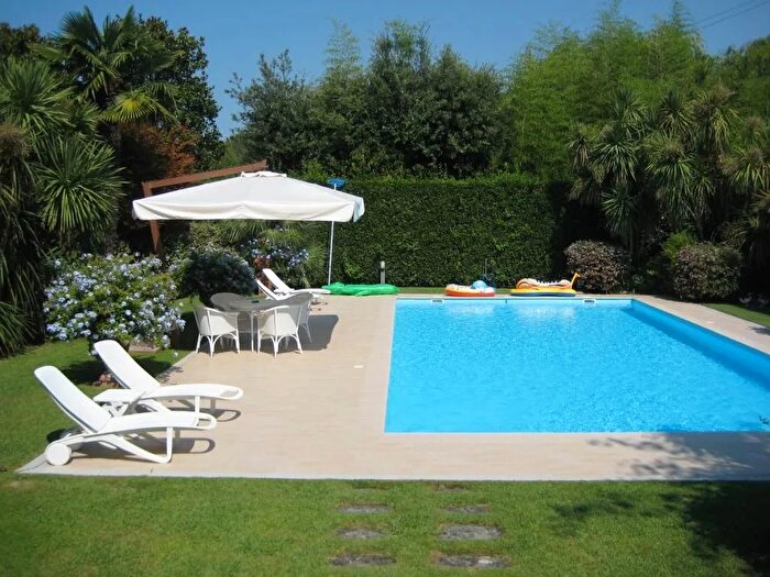 Casa con 14 locali in vendita in Centro Forte dei Marmi Lucca, Forte Dei Marmi