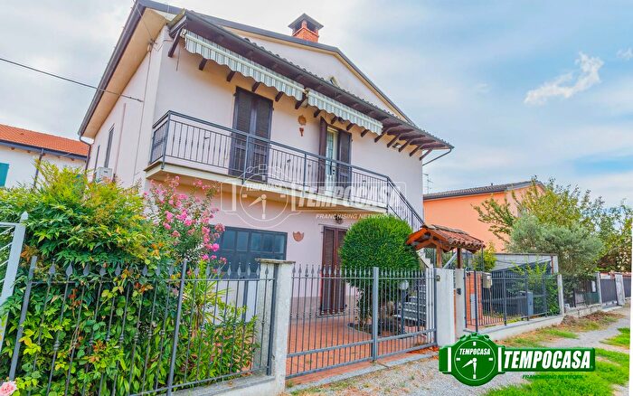 Casa quadrilocale in vendita in Via Cremona, Santa Cristina E Bissone