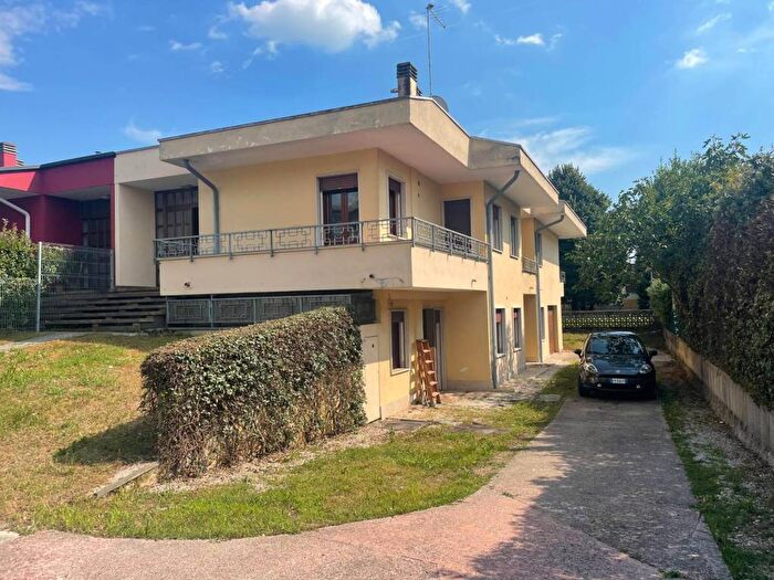 Casa con 6 locali in affitto in Centro, San Pietro in Gu