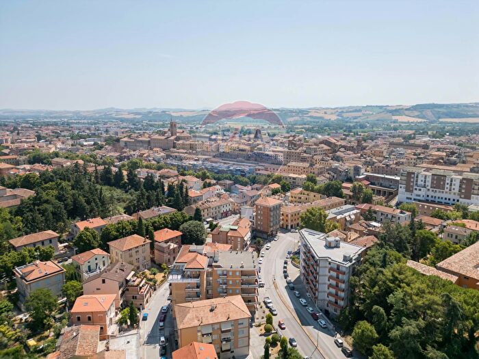 Appartamento con 6 locali in vendita in Viale Papa Giovanni Ventitreesimo, Jesi