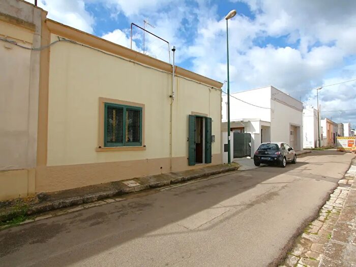 Casa quadrilocale in vendita in Via Crispi, PresicceAcquarica