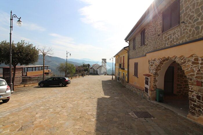 Appartamento trilocale in vendita in Piazzetta Finocchito, Ogliastro Cilento