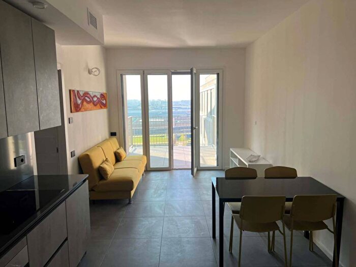 Appartamento trilocale in affitto in Via Bianca Ceva, Bisceglie, Milano