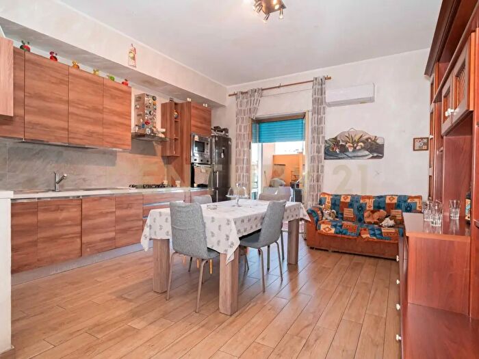 Appartamento trilocale in vendita in Via Giuseppe Poulet, Catania
