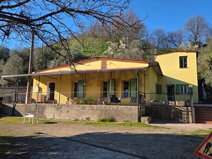 Casa con 7 locali in vendita in Terranuova Bracciolini