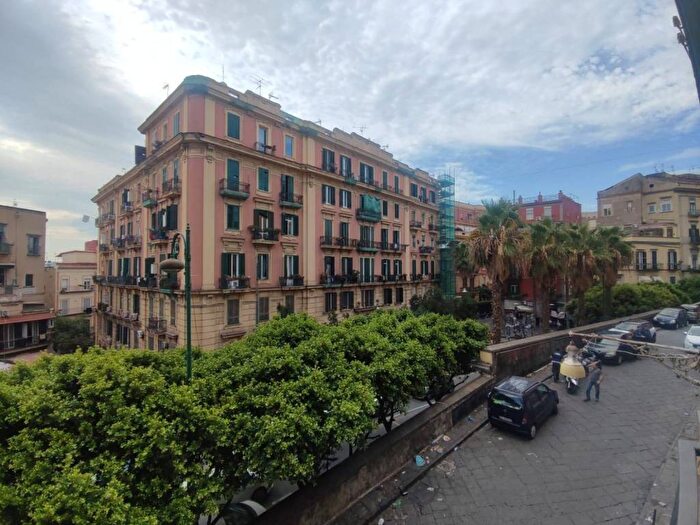Appartamento con 5 locali in affitto in Via Suor Orsola, Vomero, Napoli