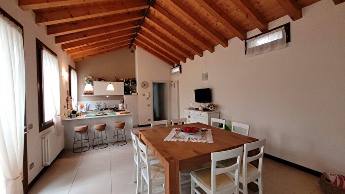 Appartamento bilocale in vendita in Piazza Giovanni ° Cornuda, Cornuda