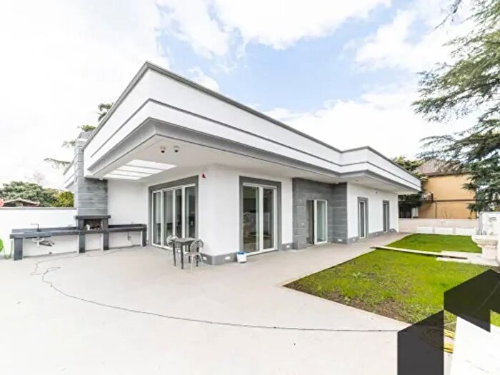 Casa quadrilocale in vendita in Via Bronte, Roma