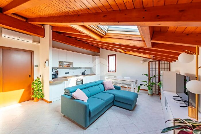 Appartamento trilocale in vendita in Via Pietro Madonini, Uboldo