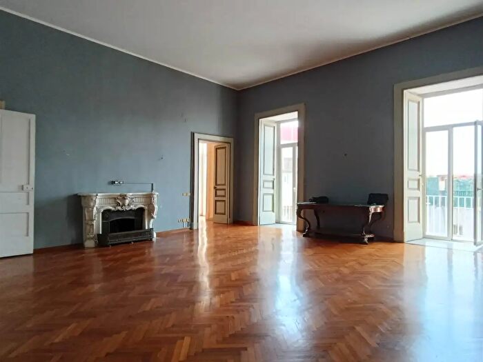 Appartamento trilocale in vendita in Vicinanza Metropolitana Chiaia, Napoli