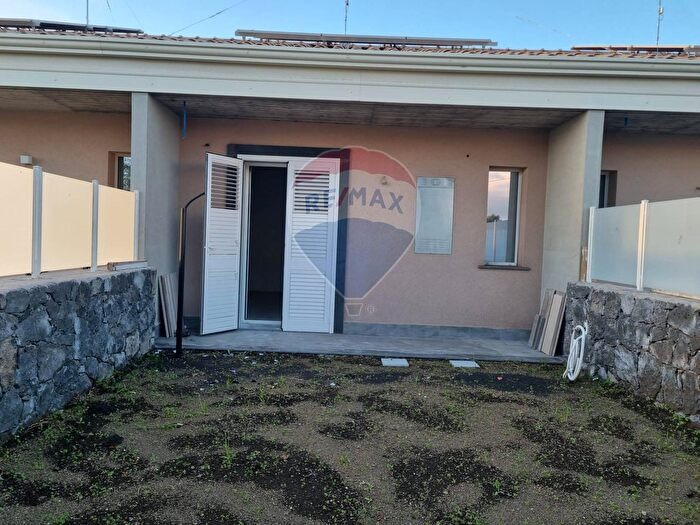 Casa quadrilocale in vendita in Via Cellini Snc, Mascalucia