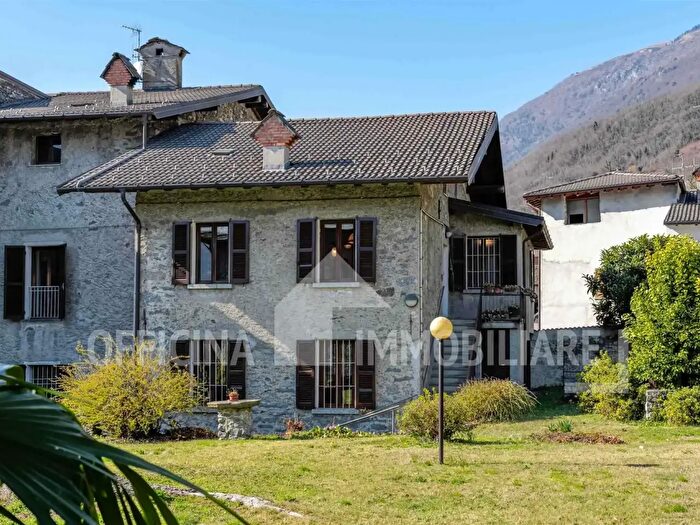 Casa con 9 locali in vendita in Via Parravicini, Traona