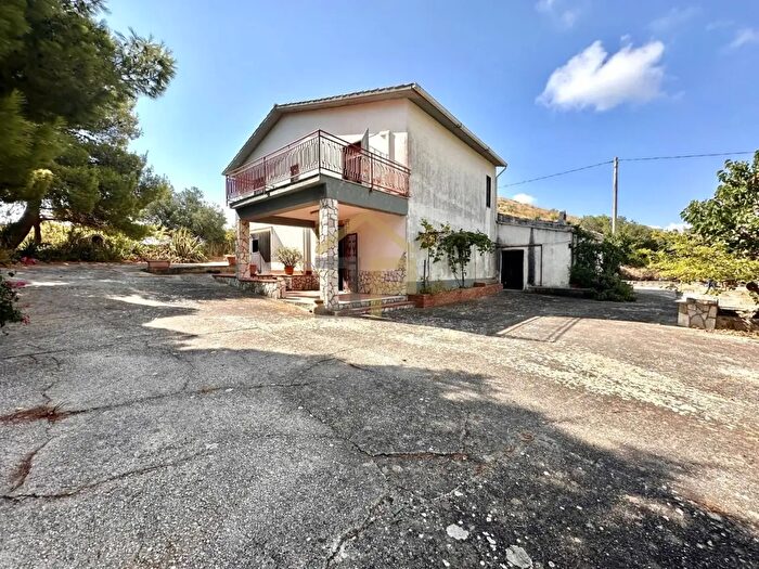 Casa con 10 locali in vendita in Contrada Sarmuci Snc, Castellammare Del Golfo