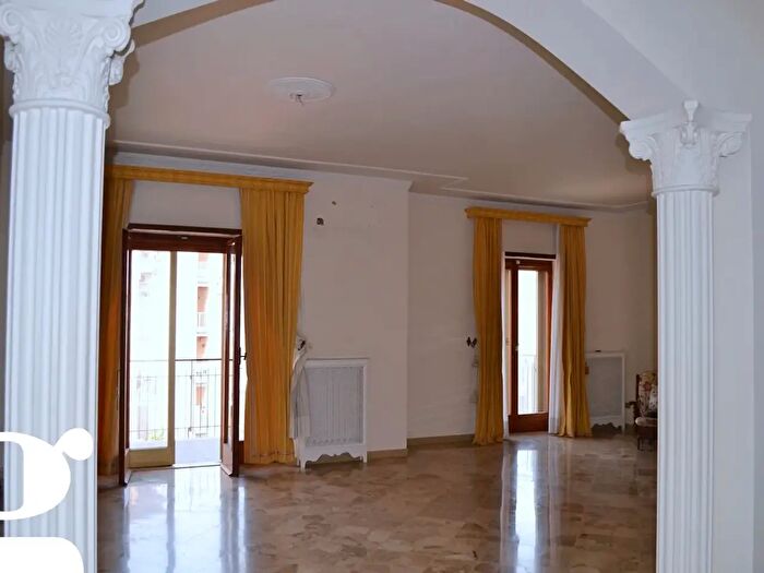 Appartamento con 5 locali in affitto in Viale degli Oleandri, Napoli