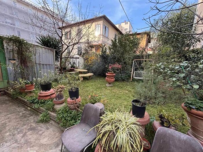 Appartamento con 6 locali in vendita in Via Lulli, Firenze