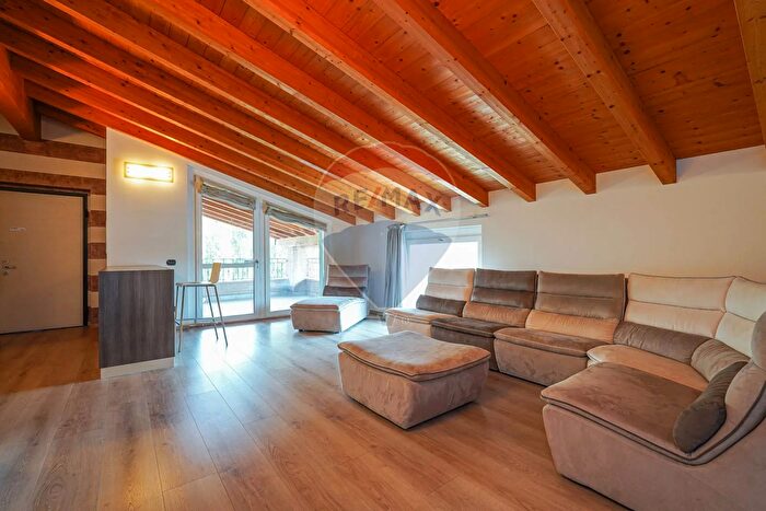 Appartamento con 5 locali in vendita in Via Cascine, Levate