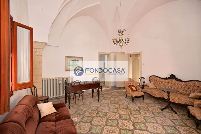 Casa con 14 locali in vendita in Nociglia
