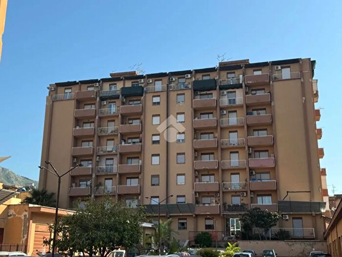 Appartamento trilocale in vendita in Largo dei Mille, Palermo