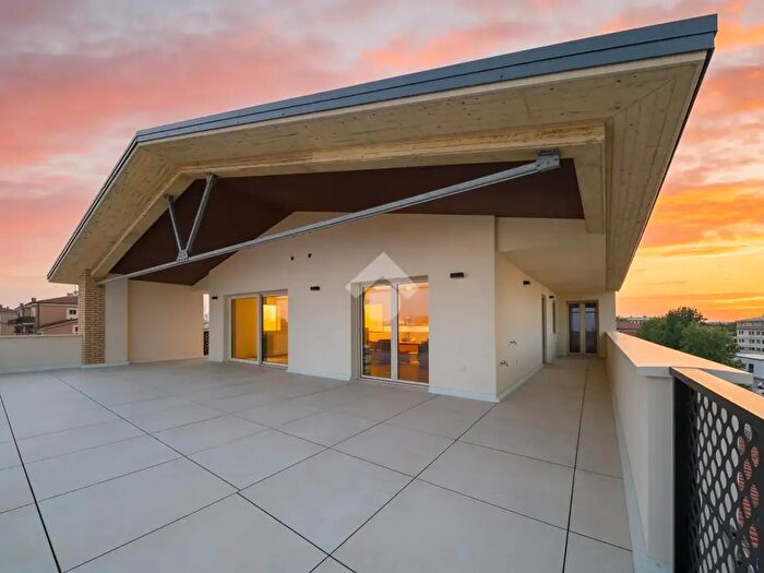 Appartamento con 6 locali in vendita in Via Visconti, SantIlario DEnza