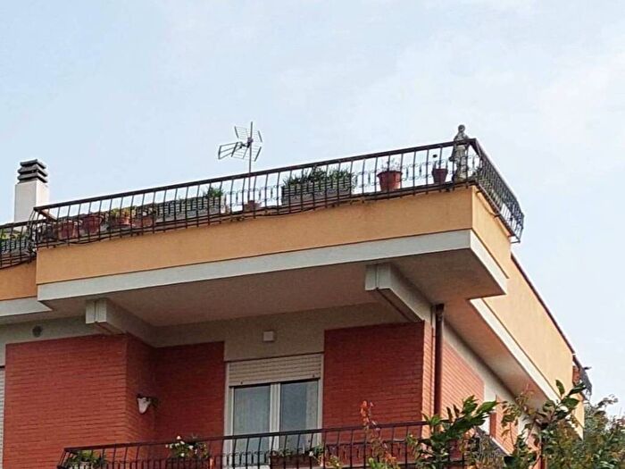 Appartamento trilocale in affitto in Via Attilio Momigliano, Infernetto, Roma