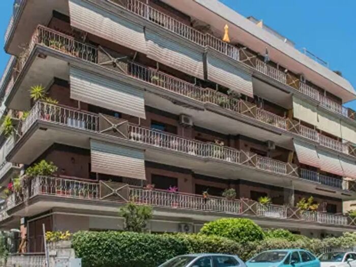 Appartamento trilocale in vendita in Via Luigi Capuana, Roma