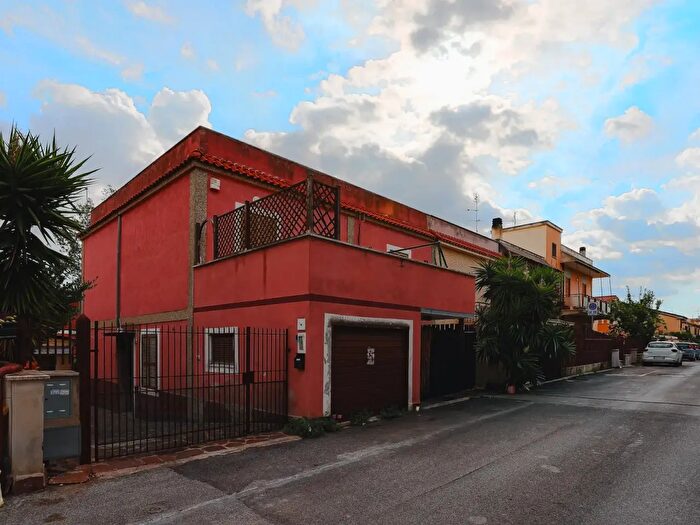 Appartamento trilocale in vendita in Via Padre Bonomi, Roma