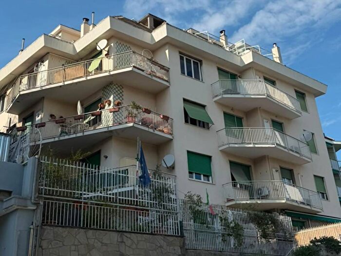 Appartamento quadrilocale in affitto in Albaro, Genova