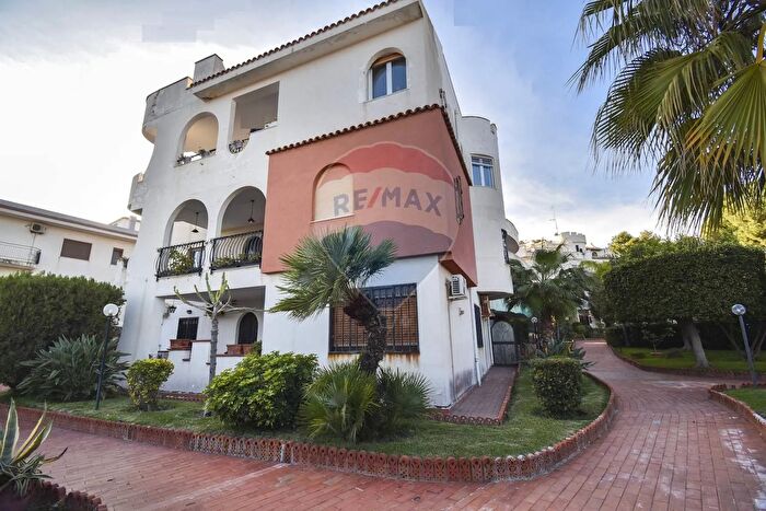 Appartamento con 9 locali in vendita in Via Livorno, Aci Castello