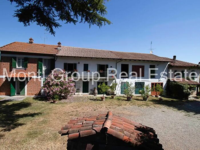 Casa con 12 locali in vendita in Strevi