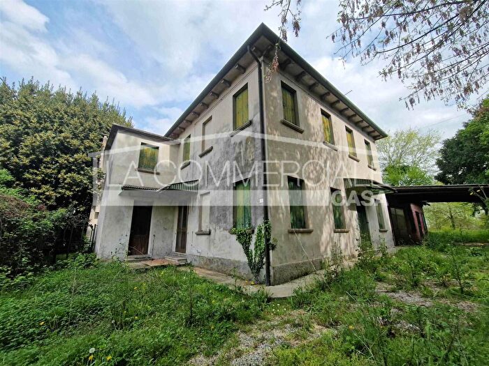Casa con 10 locali in vendita in Treviso