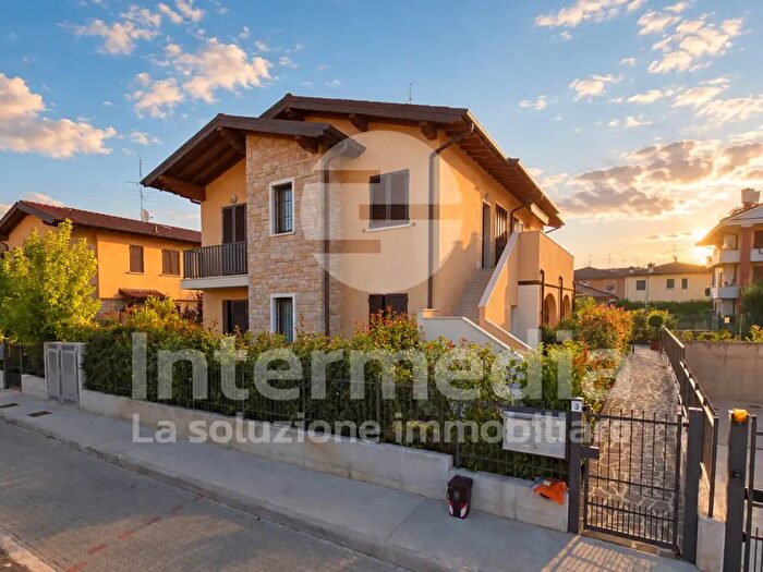Appartamento trilocale in vendita in Via Giuseppe di Vittorio, Rezzato