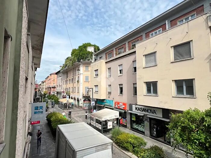 Appartamento trilocale in vendita in Via Paolo Sarpi, Milano