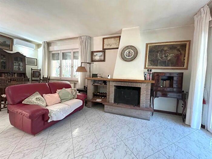 Casa con 6 locali in vendita in Viareggio