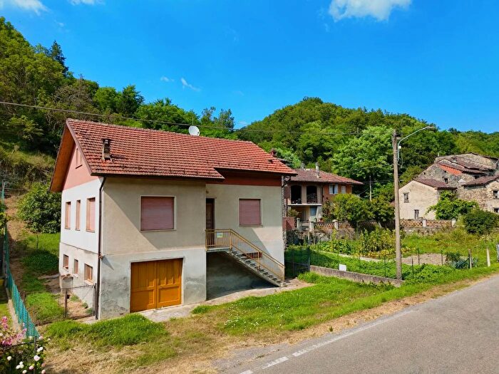 Casa quadrilocale in vendita in Frazione Cascine San Sebastiano Curone Alessandria, San Sebastiano Curone