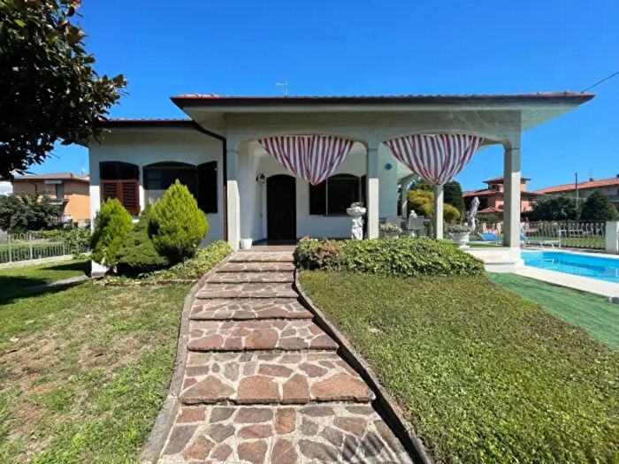 Casa con 6 locali in vendita in Via San Francesco, Bariano