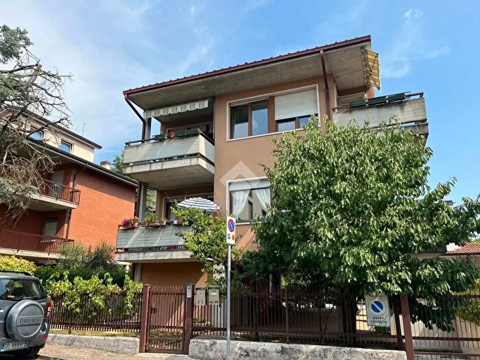 Appartamento con 5 locali in vendita in Via Santini, Verona