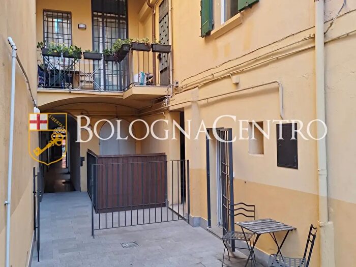 Appartamento trilocale in vendita in Via Santo Stefano, Bologna