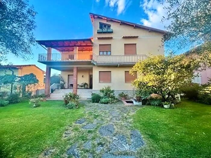 Casa con 12 locali in vendita in Seravezza