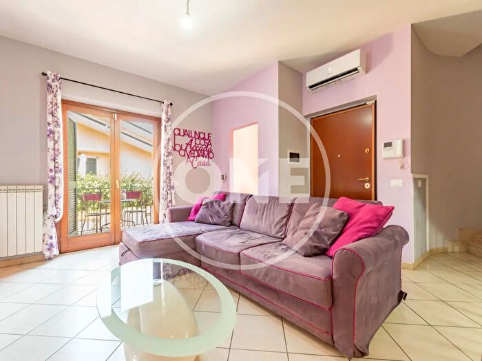 Casa con 6 locali in vendita in Via Busachi, Roma