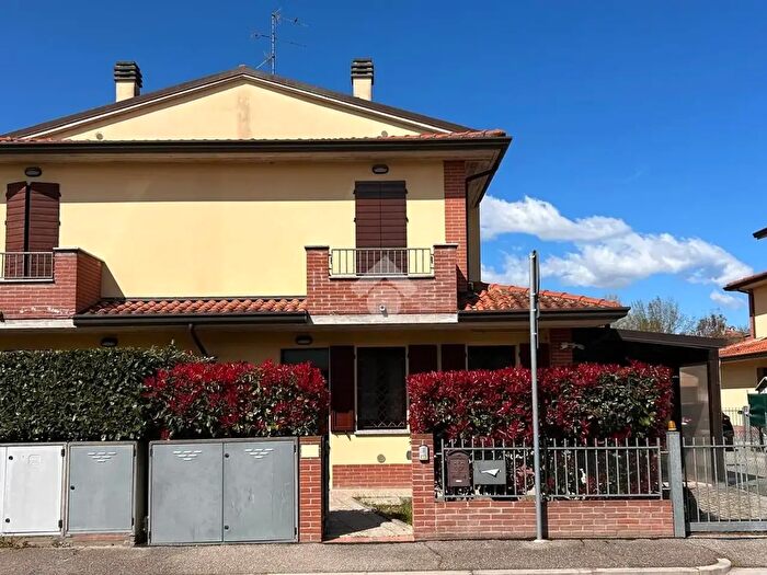 Casa con 5 locali in vendita in Via Zaccagnini, Massa Lombarda