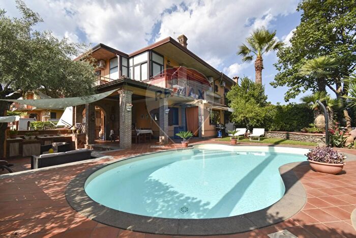 Casa con 10 locali in vendita in Via S Crocifisso, Mascalucia