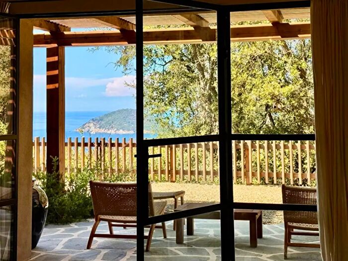 Casa con 8 locali in vendita in Portoferraio