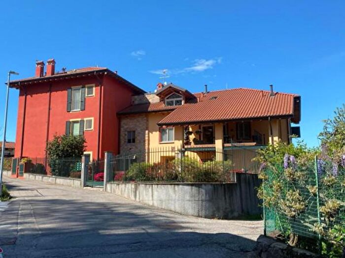 Appartamento quadrilocale in vendita in Via della Camelia, Angera