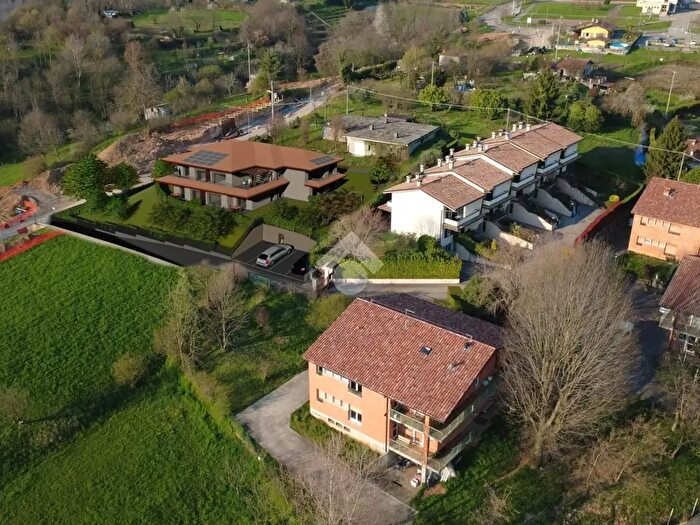 Appartamento trilocale in vendita in Via Roccoli, Sorisole