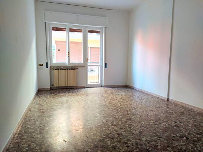 Appartamento trilocale in affitto in Viale Dante Alighieri, Pomezia Centro, Pomezia